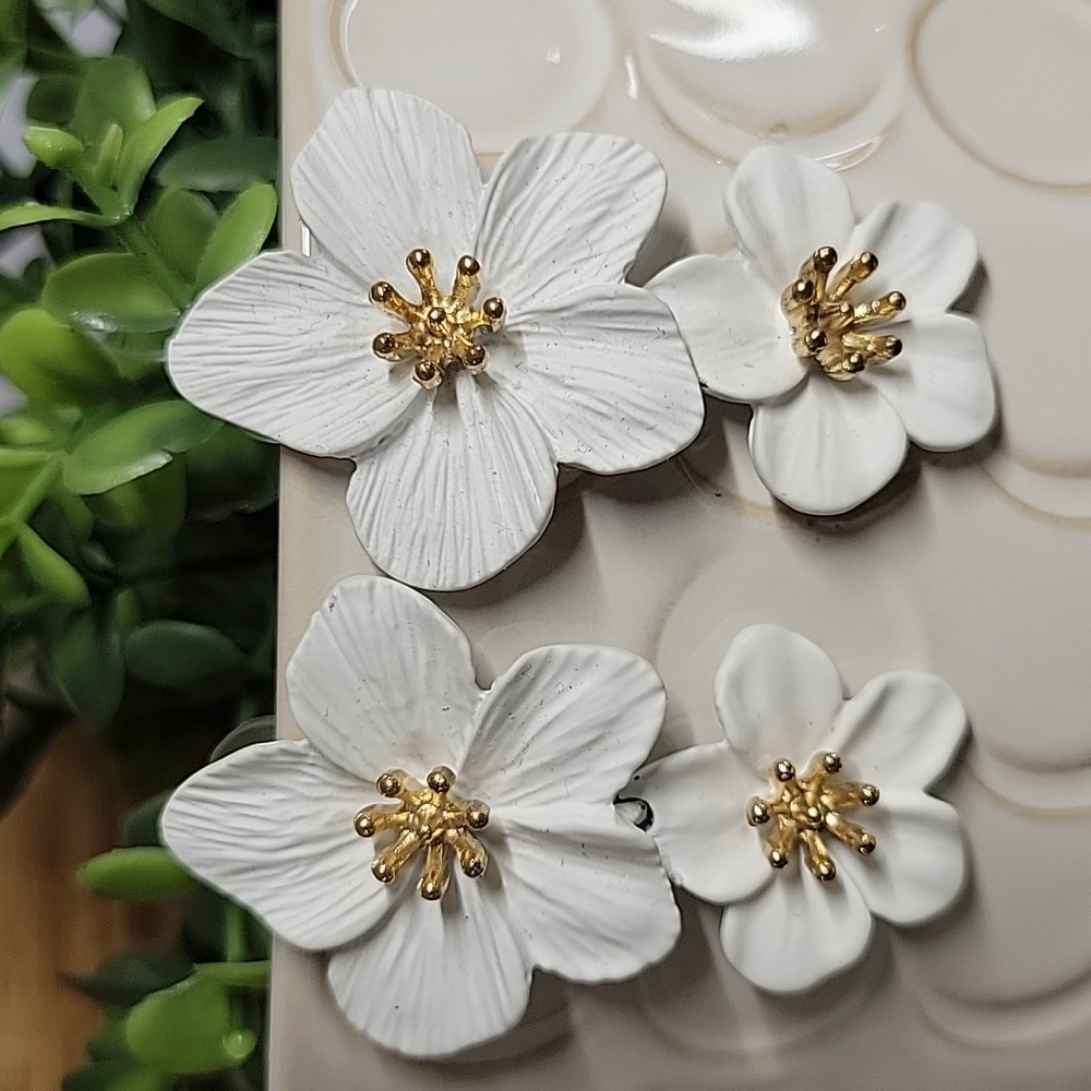 FRANGIPANI PLUMERIA HINGED DROP EARRINGS - Picture 4 of 7